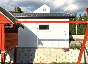5,8×6m-es DELUX szigetelt mobilgarázs nyeregtetővel, szekcionált kapuval, ajtóval, 2db ablakkal, szegélyekkel, ereszcsatornával, horganyzott vázszerkezettel